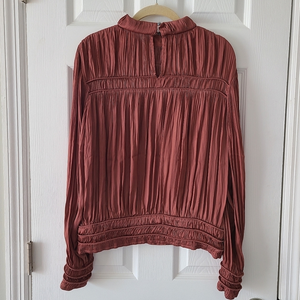 Frame Full Pleated Top - Picture 6 of 10